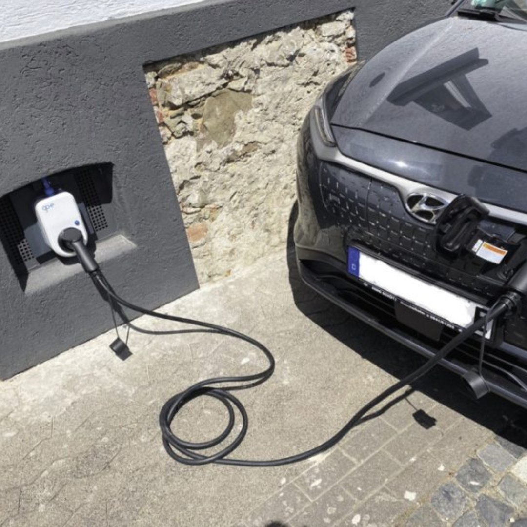 charging electric vehicle from solar panels