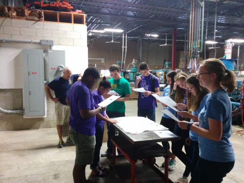 students-reviewing-electric-bill-and-pv-layout-drawings_800x600